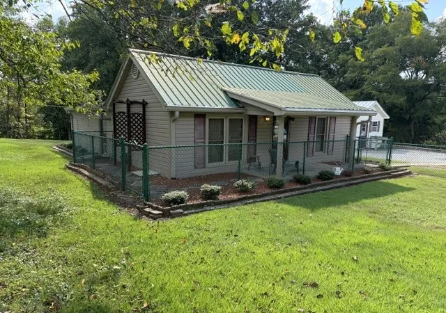 Photo 2 of Single family home for sale at 303 S Riverside Dr, Mc Minnville, TN 37110 | MLS# 3531005 | Listing updated on 2026-09-02