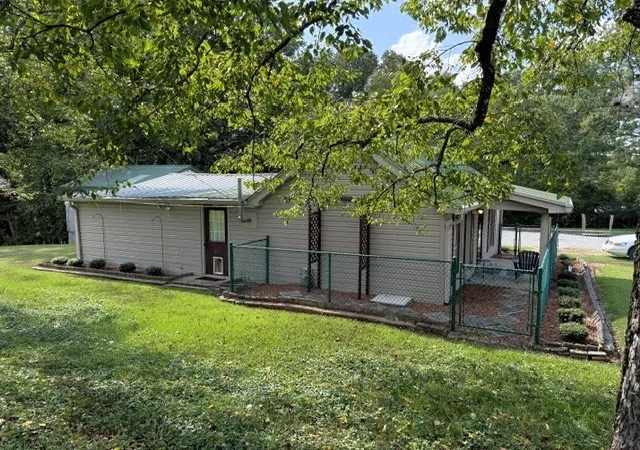 Photo 3 of Single family home for sale at 303 S Riverside Dr, Mc Minnville, TN 37110 | MLS# 3531005 | Listing updated on 2026-09-02