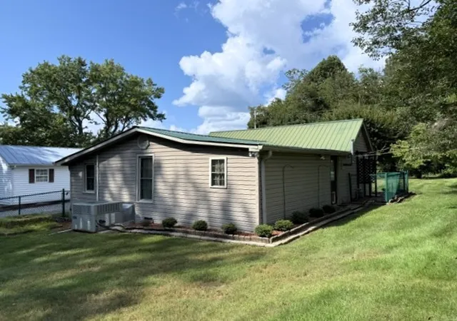 Photo 4 of Single family home for sale at 303 S Riverside Dr, Mc Minnville, TN 37110 | MLS# 3531005 | Listing updated on 2026-09-02