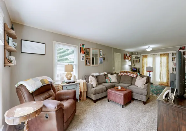 Photo 2 of Single family home for sale at 1208 Sherwood St, Paris, TN 38242 | MLS# 3530759 | Listing updated on 2026-09-01