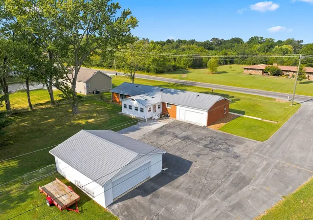 Photo 2 of Single family home for sale at 1408 Old Estill Springs Rd, Tullahoma, TN 37388 | MLS# 3530881 | Listing updated on 2026-09-12