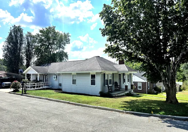 Photo 1 of Single family home for sale at 722 Jefferson Ave E, Carthage, TN 37030 | MLS# 3540979 | Listing updated on 2026-10-09