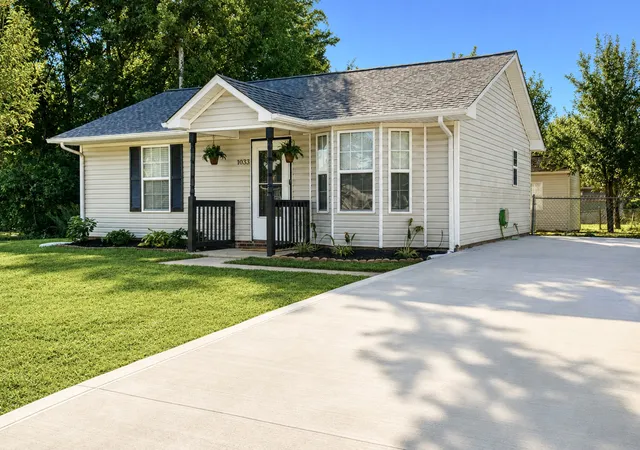 Photo 2 of Single family home for sale at 1033 Bush Ave, Oak Grove, KY 42262 | MLS# 3531017 | Listing updated on 2026-09-02