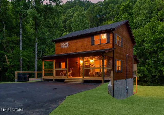 Photo 2 of Single family home for sale at 3211 Old Mountain Rd, Sevierville, TN 37876 | MLS# 3531354 | Listing updated on 2026-09-08