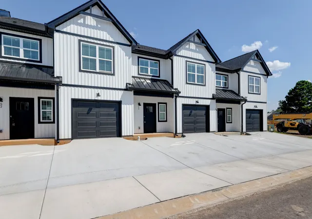 Photo 3 of Townhouse for sale at 166 Sango Dr, Clarksville, TN 37043 | MLS# 3541058 | Listing updated on 2026-09-04