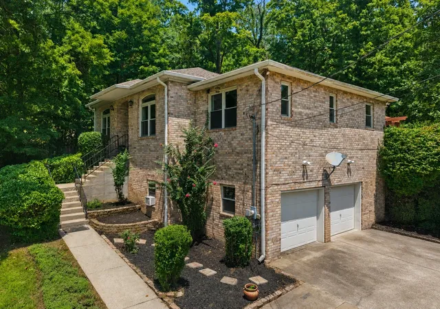 Photo 2 of Single family home for sale at 8008 Quail Crk Rd, Nashville, TN 37221 | MLS# 3531610 | Listing updated on 2026-09-17