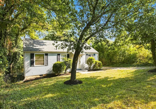 Photo 2 of Single family home for sale at 5520 Bon Air Cir, Nashville, TN 37209 | MLS# 3531678 | Listing updated on 2026-09-12
