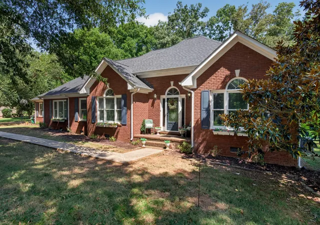 Photo 3 of Sale Pending at 145 E Laurel Ave, Mc Minnville, TN 37110 | MLS# 3541257 | Listing updated on 2026-10-02
