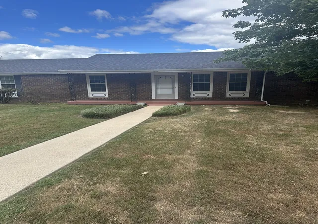 Photo 2 of Single family home for sale at 425 Sherwood Dr, Tullahoma, TN 37388 | MLS# 3601450 | Listing updated on 2026-09-26