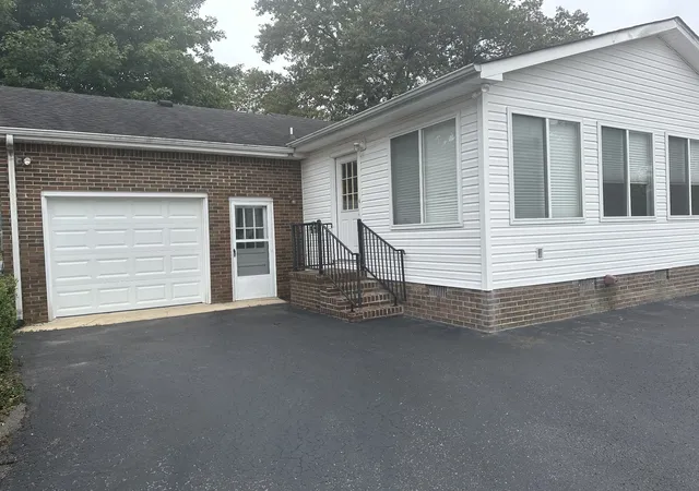 Photo 3 of Single family home for sale at 425 Sherwood Dr, Tullahoma, TN 37388 | MLS# 3601450 | Listing updated on 2026-09-26