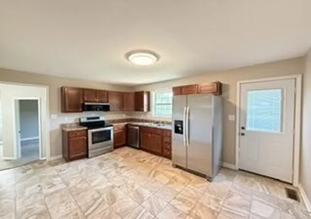 Photo 4 of Single family home for sale at 315 Pine Hl Dr, Hopkinsville, KY 42240 | MLS# 3531825 | Listing updated on 2026-09-03
