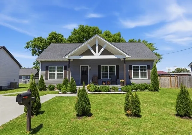 Photo 1 of Single family home for sale at 208 15th Avenue E, Springfield, TN 37172 | MLS# 3541062 | Listing updated on 2026-09-05