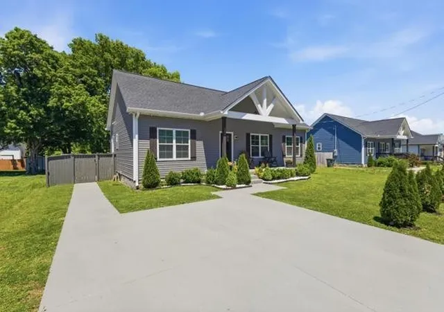 Photo 2 of Single family home for sale at 208 15th Avenue E, Springfield, TN 37172 | MLS# 3541062 | Listing updated on 2026-09-05