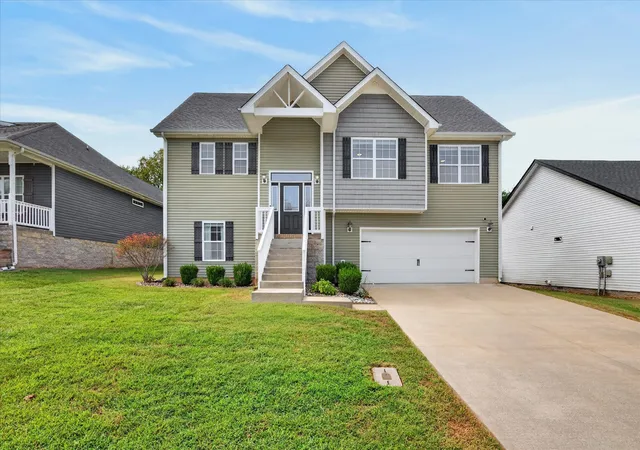 Photo 2 of Single family home for sale at 2833 Russet Ridge Dr, Clarksville, TN 37040 | MLS# 3547112 | Listing updated on 2026-09-14