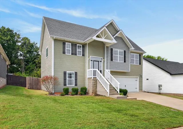 Photo 3 of Single family home for sale at 2833 Russet Ridge Dr, Clarksville, TN 37040 | MLS# 3547112 | Listing updated on 2026-09-14