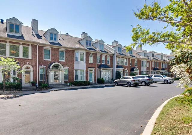 Photo 3 of Sale Pending at 207 Cheswick Ct, Nashville, TN 37215 | MLS# 3541042 | Listing updated on 2026-09-27