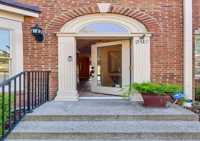Photo 4 of Sale Pending at 207 Cheswick Ct, Nashville, TN 37215 | MLS# 3541042 | Listing updated on 2026-09-27