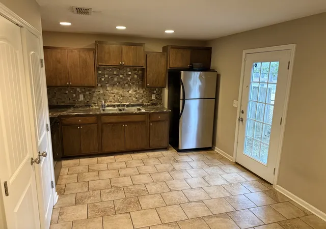 Photo 4 of Single family home for sale at 805 E Grizzard St, Tullahoma, TN 37388 | MLS# 3542405 | Listing updated on 2026-09-21