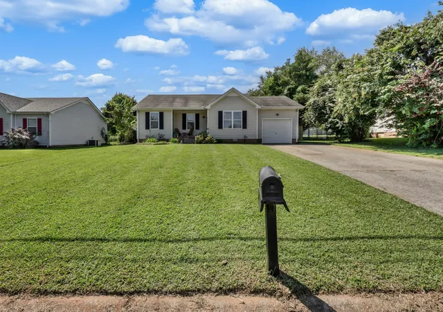 Photo 1 of Single family home for sale at 3220 N Senseney Cir, Clarksville, TN 37042 | MLS# 3542401 | Listing updated on 2026-09-04