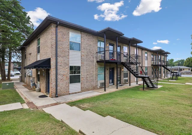 Photo 3 of Sale Pending at 2850 Middle Tennessee Blvd #D10, Murfreesboro, TN 37130 | MLS# 3541909 | Listing updated on 2026-09-19