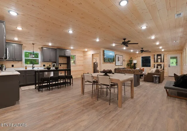 Photo 3 of Single family home for sale at 927 Carvers Ln, Sevierville, TN 37876 | MLS# 3544463 | Listing updated on 2026-10-08