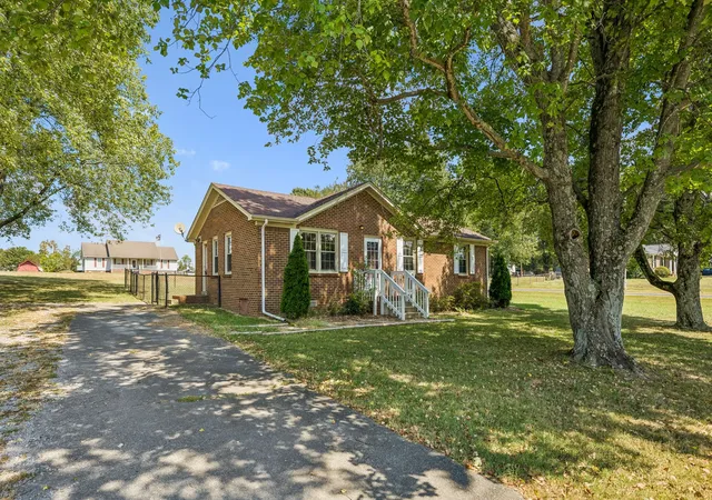 Single family home for sale at 2734 Carters Crk Sta Rd, Columbia, TN 38401 | MLS# 3594095