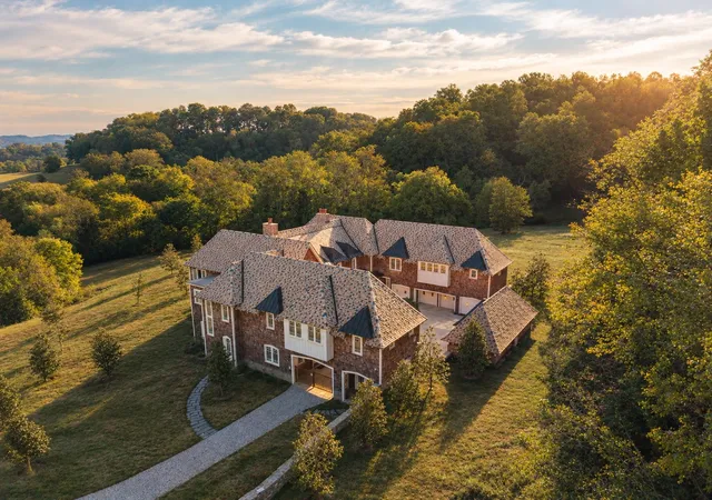 Photo 2 of Single family home for sale at 4257 Old Hillsboro Rd, Franklin, TN 37064 | MLS# 3601796 | Listing updated on 2026-10-09