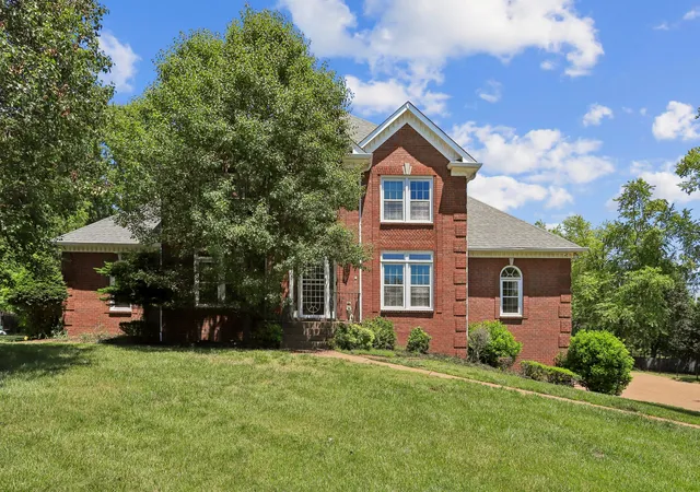 Photo 1 of Single family home for sale at 129 Pembroke Dr, Hendersonville, TN 37075 | MLS# 3542358 | Listing updated on 2026-09-16