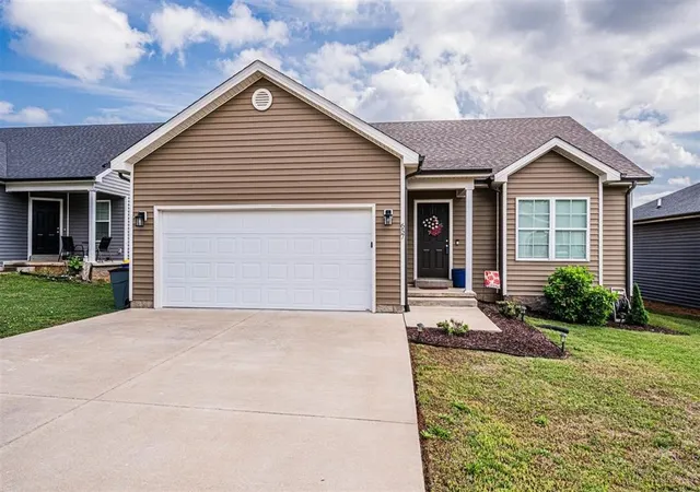 Single family home for sale at 657 Cherry Blossom Rd, Bowling Green, KY 42103 | MLS# 3542350