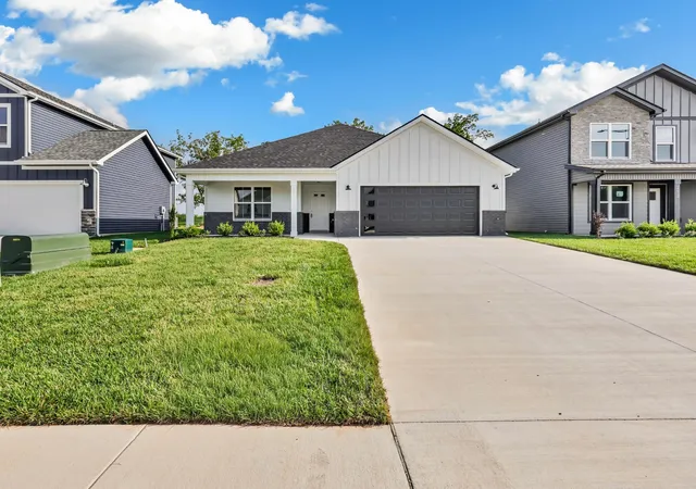 Photo 2 of Single family home for sale at 2677 Brewster Dr, Clarksville, TN 37042 | MLS# 3542361 | Listing updated on 2026-09-04