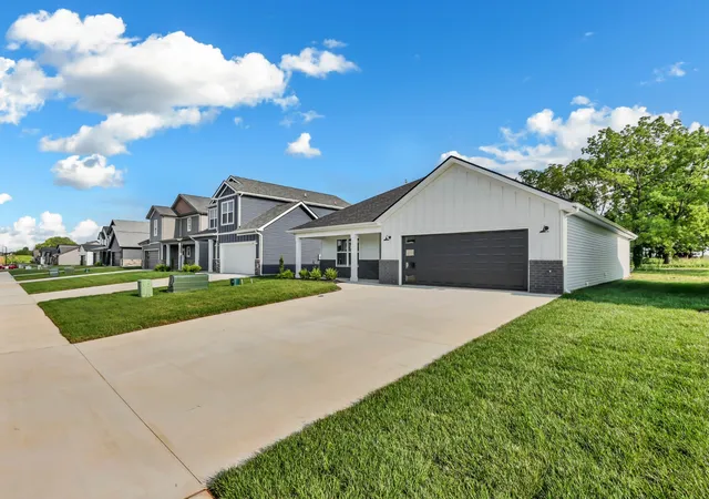 Photo 3 of Single family home for sale at 2677 Brewster Dr, Clarksville, TN 37042 | MLS# 3542361 | Listing updated on 2026-09-04