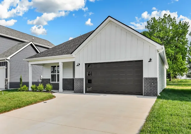 Photo 3 of Single family home for sale at 2677 Brewster Dr, Clarksville, TN 37042 | MLS# 3542361 | Listing updated on 2026-09-04
