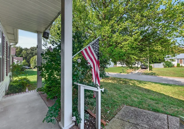 Photo 3 of Single family home for sale at 729 Princeton Cir, Clarksville, TN 37042 | MLS# 3542612 | Listing updated on 2026-09-05