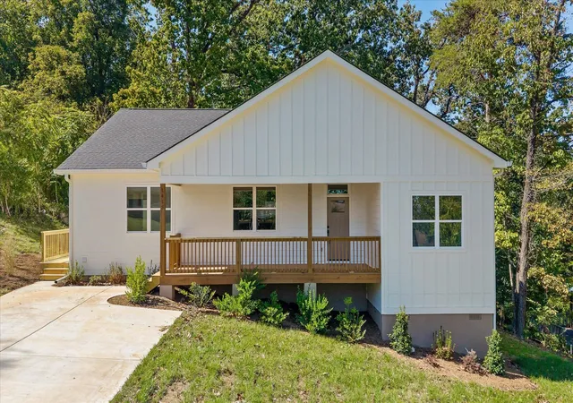 Photo 1 of Single family home for sale at 1413 Melody Ln, Chattanooga, TN 37412 | MLS# 3542543 | Listing updated on 2026-10-01