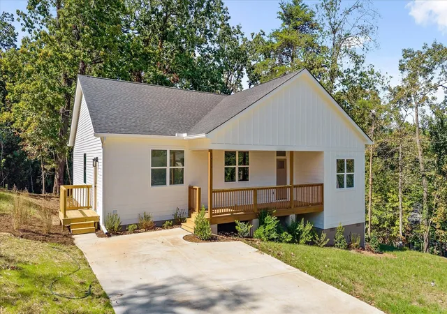 Photo 3 of Single family home for sale at 1413 Melody Ln, Chattanooga, TN 37412 | MLS# 3542543 | Listing updated on 2026-10-01