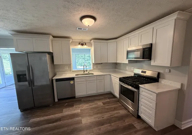 Photo 2 of Single family home for sale at 824 Pleasant View Dr, Dandridge, TN 37725 | MLS# 3542825 | Listing updated on 2026-09-06