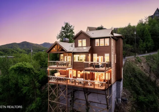 Photo 1 of Single family home for sale at 811 Sourwood Dr, Gatlinburg, TN 37738 | MLS# 3542863 | Listing updated on 2026-09-07