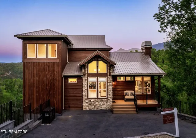 Photo 2 of Single family home for sale at 811 Sourwood Dr, Gatlinburg, TN 37738 | MLS# 3542863 | Listing updated on 2026-09-07