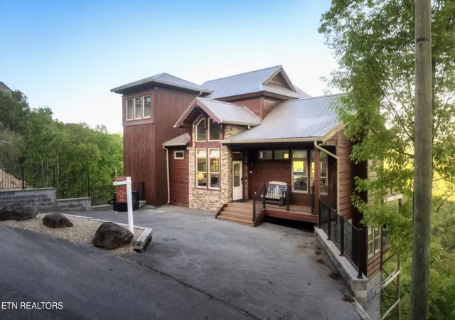 Photo 3 of Single family home for sale at 811 Sourwood Dr, Gatlinburg, TN 37738 | MLS# 3542863 | Listing updated on 2026-09-07