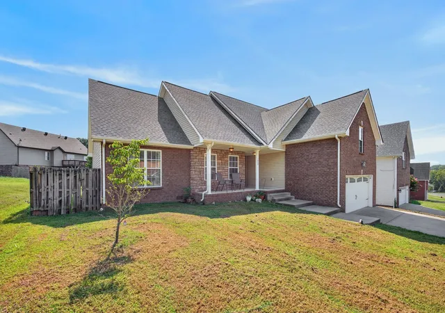 Photo 3 of Single family home for sale at 1809 Patricia Dr, Clarksville, TN 37040 | MLS# 3542924 | Listing updated on 2026-09-16