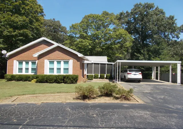 Photo 4 of Sale Pending at 258 Washington Ave, Camden, TN 38320 | MLS# 3542977 | Listing updated on 2026-09-24