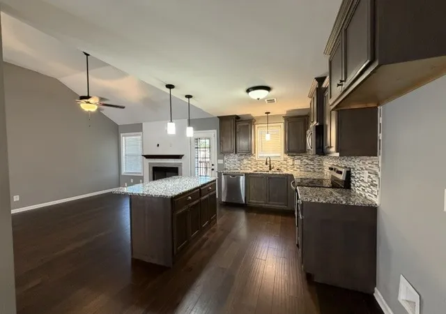 Photo 4 of Single family home for sale at 806 Rushing Dr, Clarksville, TN 37042 | MLS# 3618863 | Listing updated on 2026-10-10