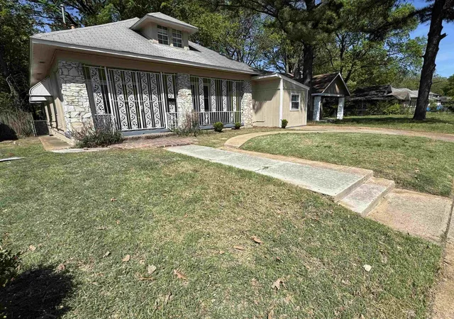 Photo 4 of Single family home for sale at 1570 E Mclemore Ave, Memphis, TN 38106 | MLS# 3543110 | Listing updated on 2026-09-07