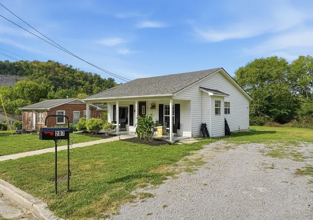 Photo 1 of Single family home for sale at 207 Sims St, Dowelltown, TN 37059 | MLS# 3543257 | Listing updated on 2026-09-27