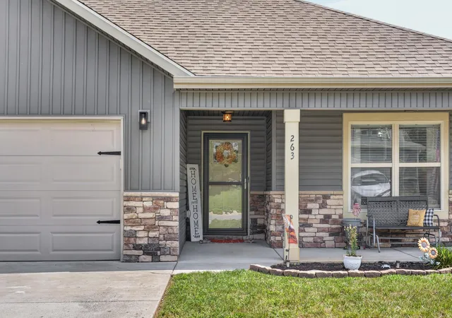 Photo 2 of Single family home for sale at 263 Crusaw Dr, Clarksville, TN 37043 | MLS# 3543203 | Listing updated on 2026-10-07