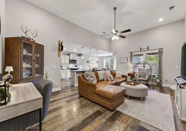 Photo 4 of Single family home for sale at 263 Crusaw Dr, Clarksville, TN 37043 | MLS# 3543203 | Listing updated on 2026-10-07