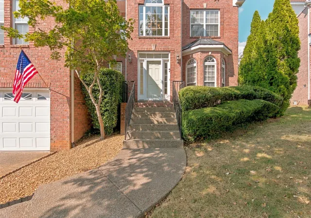 Photo 2 of Single family home for sale at 105 Lighthouse Cir, Hendersonville, TN 37075 | MLS# 3598166 | Listing updated on 2026-09-26
