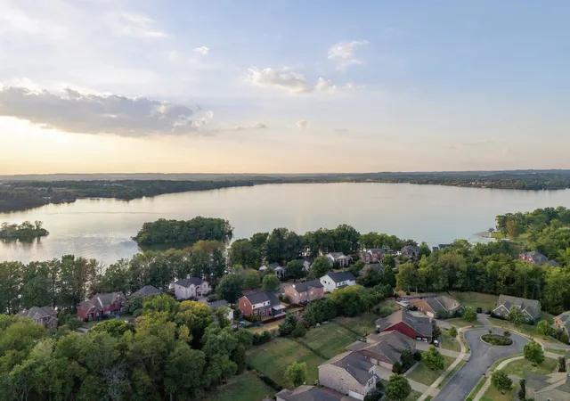 Photo 3 of Single family home for sale at 105 Lighthouse Cir, Hendersonville, TN 37075 | MLS# 3598166 | Listing updated on 2026-09-26