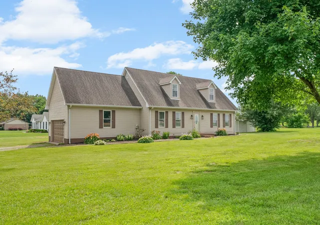 Photo 3 of Single family home for sale at 3805 Cadiz Rd, Hopkinsville, KY 42240 | MLS# 3547711 | Listing updated on 2026-09-25