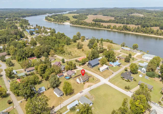Single family home for sale at 204 Vine St, Clifton, TN 38425 | MLS# 3544387